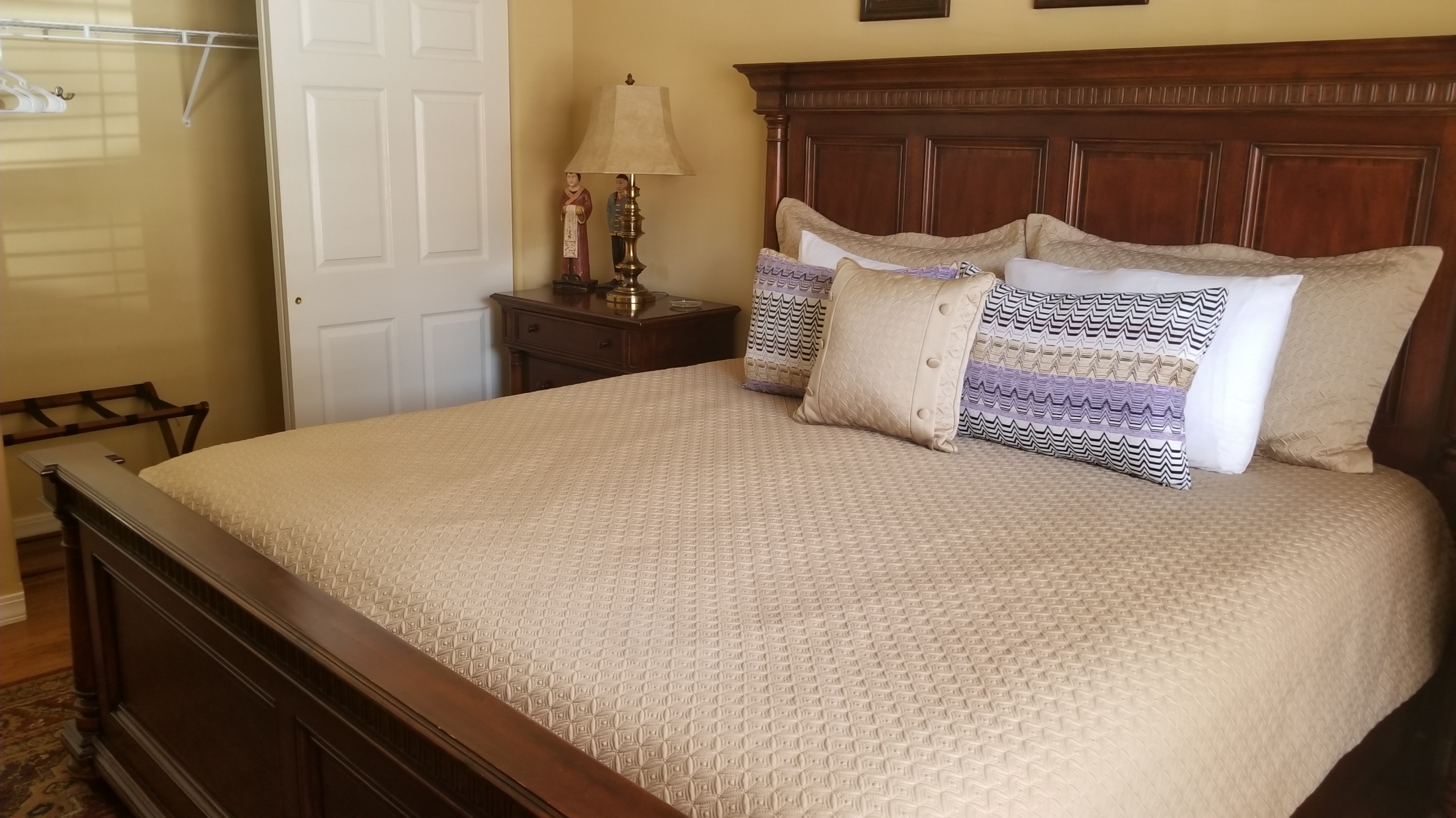 a bedroom with a bed, nightstand and two lamps